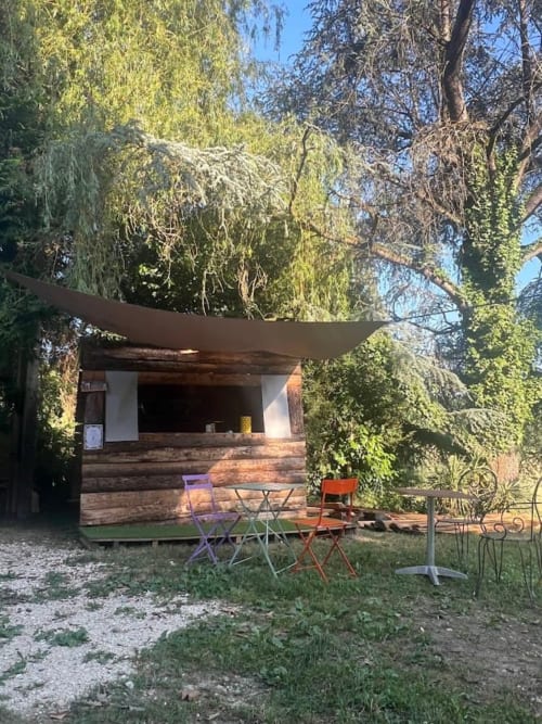 Relaxation area of ​​the estate in the Dordogne with a small wooden gazebo and nature