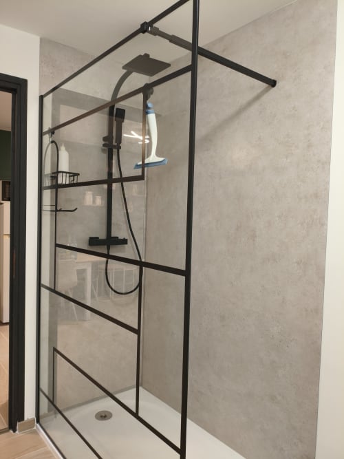 Douche moderne avec encadrement noir et pommeau de tête au Domaine du Vieux Tilleul, Meyrueis
