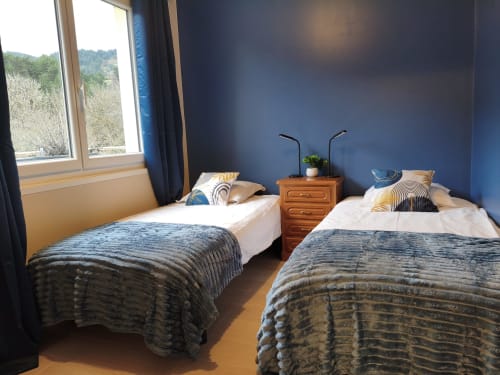 Chambre double aux murs bleus, mobilier en bois et vue sur les montagnes au Domaine du Vieux Tilleul, Meyrueis