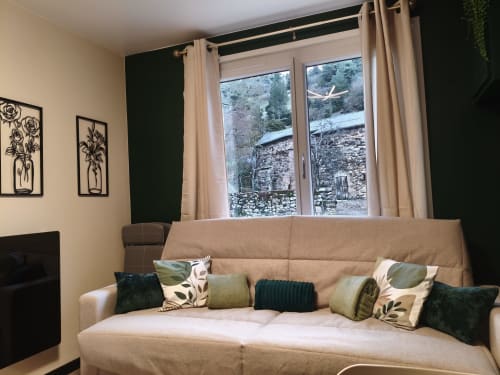 Salon cosy avec canapé beige, coussins verts et vue sur les montagnes au Domaine du Vieux Tilleul, Meyrueis