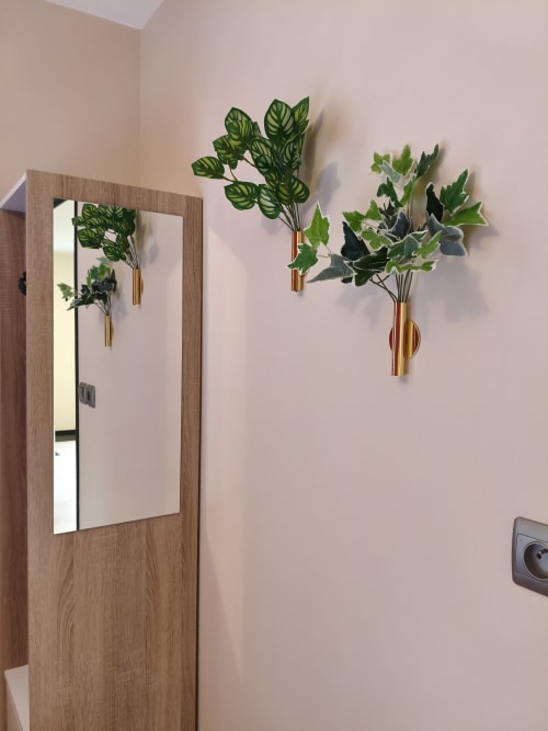 Plantes décoratives murales en vases dorés à côté d'un miroir en bois, chambre Le Domaine du Vieux Tilleul