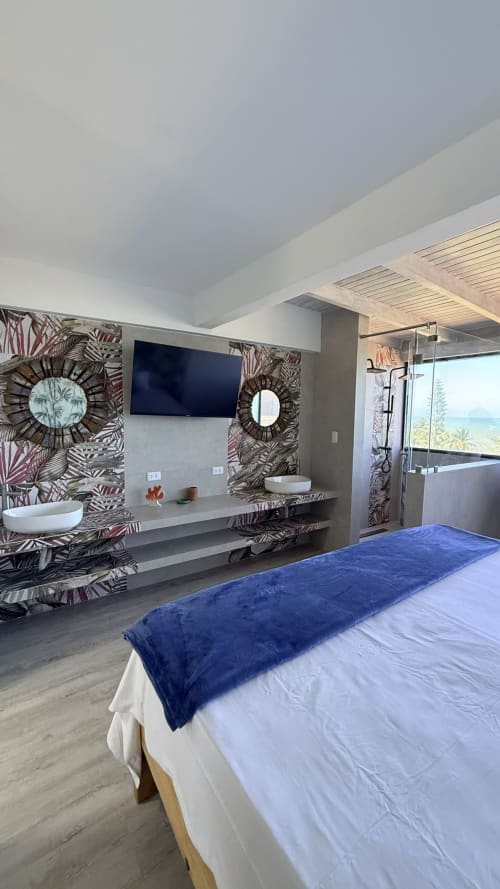 Habitación NAUTILUS PALACE con vista al mar, TV de pantalla plana, pared de acento estampada, baño privado y comodidades modernas en