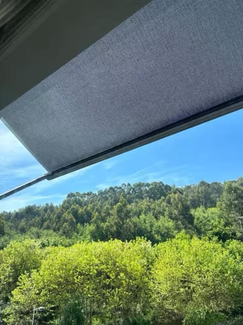 Vista panorámica del bosque de montaña desde el apartamento Lisiña de Holibai en Baiona con cielo azul despejado