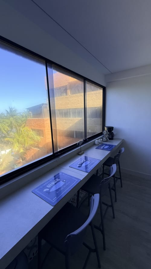 Espacio de trabajo moderno en T-Homes Nautilus Palace, Madrid con vistas panorámicas, escritorios y mobiliario contemporáneo