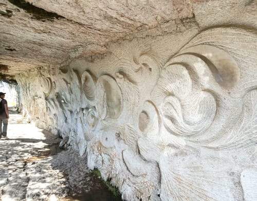 Sculptures en pierre élaborées dans le tunnel de la Maison Lapopie, Saint-Cirq-Lapopie France
