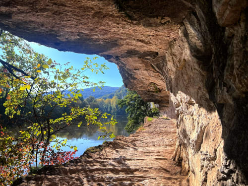 Surplomb de grotte dominant la vallée de la Lot en automne près de Saint-Cirq-Lapopie