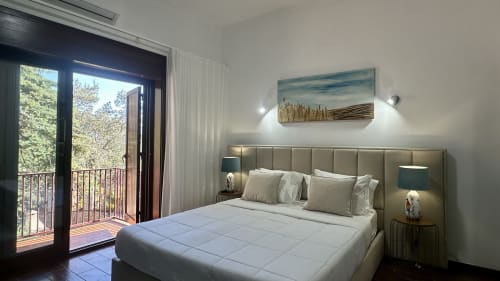 Quarto deluxe na Quinta das Susandas com cama queen, varanda com vista para o jardim e comodidades modernas em Tresouras