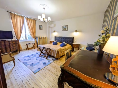 Chambre Azur au Château de Quesmy : élégante chambre aux accents bleus, parquet et vue sur le jardin