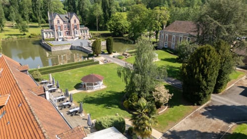 Domaine du Château de Quesmy en France avec jardins paysagés, pavillon au bord de l'eau et bâtiments historiques