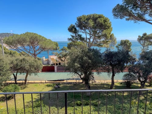 Vue côtière méditerranéenne aux Finques Garcia Enrich à Palafrugell avec pins, mer et propriété en bord de plage