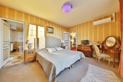 Chambre Topaze au Château de Quesmy : murs en bois, vue jardin, lit queen-size et salle de bain privée