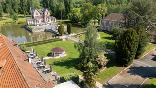 Domaine du Château de Quesmy à Quesmy, France avec manoir victorien, jardins paysagés, pavillon et terrains en bord de l'eau