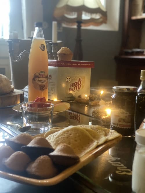 Plateau de bienvenue à Baccara Lodge avec viennoiseries, pain frais, boisson et amuse-bouches à Arengosse