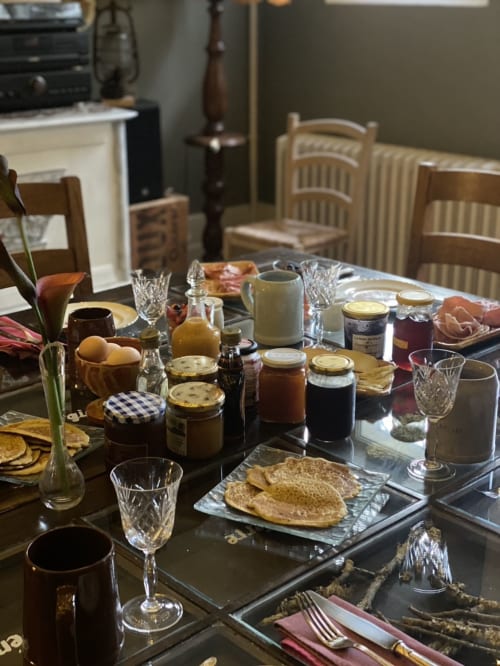 Table de petit-déjeuner élégante au Baccara Lodge à Arengosse avec viennoiseries, confitures et verrerie.