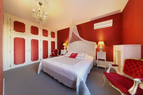 Chambre luxe rouge et blanche au Château de Quesmy B&B à Quesmy, France avec lit à baldaquin et vue sur le jardin