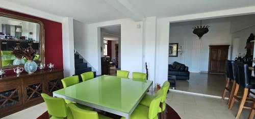 Modernes Esszimmer mit limegrünen Stühlen und Tisch in der Habitation Villa Les Cassias in Petit-Bourg, Guadeloupe
