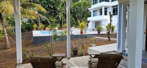 Überdachte Terrasse mit Liegestühlen mit Blick auf den Pool bei Habitation Villa Les Cassias, Petit-Bourg Guadeloupe