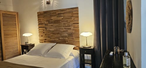 Modernes Schlafzimmer in der Habitation Villa Les Cassias mit Holzkopfteil, weißer Bettwäsche, Nachttischen mit Lampen und Klimaanlage