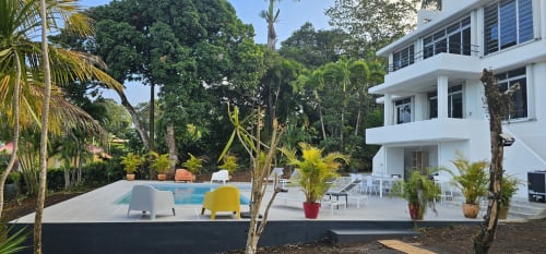 Moderne weiße Villa mit Pool in der Habitation Villa Les Cassias, Petit-Bourg Guadeloupe, umgeben von tropischen Gärten