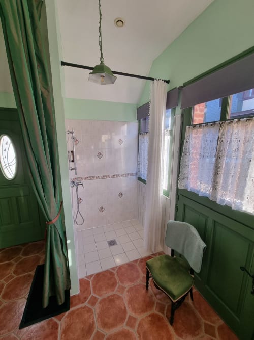 Bagno moderno con pareti verdi, doccia con piastrelle bianche e lavabo a colonna al Manoir De La Maison Blanche ad Amboise