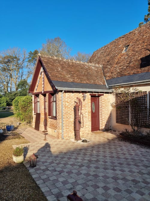 Affascinante cottage in mattoni con tetto a punta presso il Manoir De La Maison Blanche ad Amboise, Francia, con ingresso privato