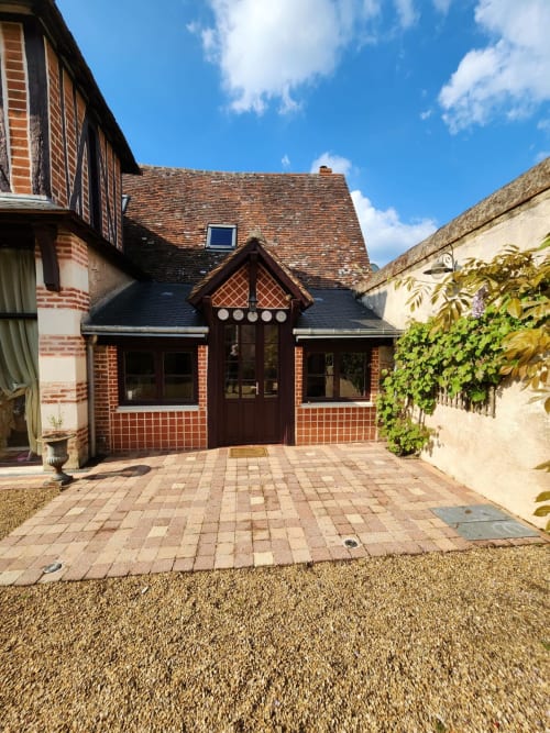 Cottage in mattoni con cortile al Manoir De La Maison Blanche, Amboise. Ingresso privato, patio pavimentato e ricoperto di edera