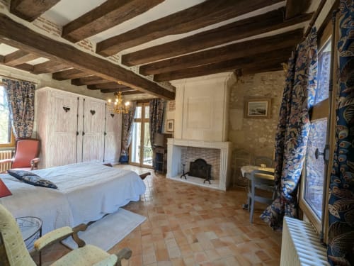 Suite Deluxe spaziosa al Manoir De La Maison Blanche ad Amboise con travi a vista, camino e vista sul giardino