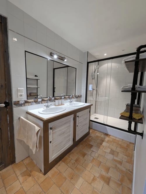 Bagno moderno nella Suite Deluxe del Manoir De La Maison Blanche ad Amboise, con doppio lavabo, doccia con zona living e scaldasalviette