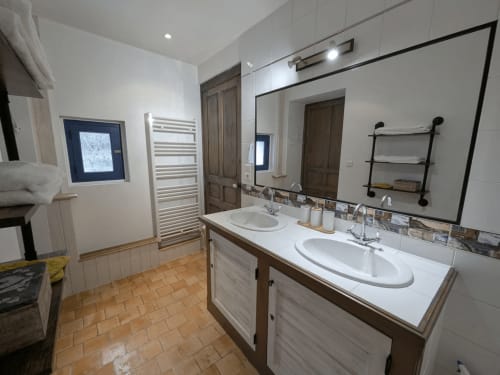 Bagno moderno della Suite Deluxe presso il Manoir De La Maison Blanche, Amboise, con doppi lavabi, scaldasalviette e doccia