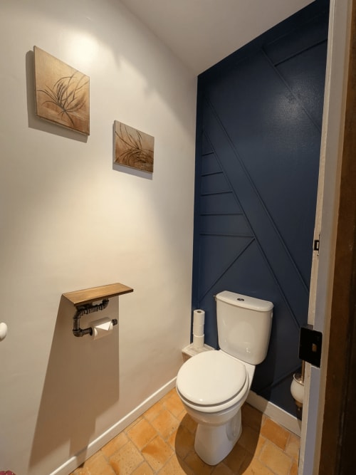 Bagno moderno al Manoir De La Maison Blanche con toilet, lavabo bianco, dettagli in legno e parete blu scuro