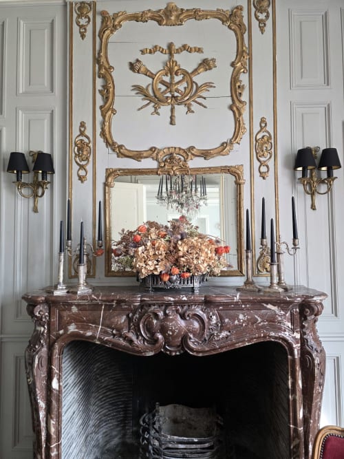 Ornate fireplace with marble surround and gold-framed mirror at Castanea Business & Suites in Merelbeke