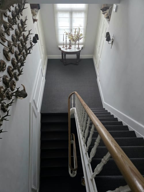 Elegant staircase at Castanea Business & Suites in Merelbeke with wooden handrail and dark steps