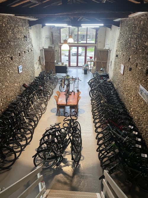Fahrradabstellraum Le Pré d'Olonne mit Fahrradreihen auf beiden Seiten und Holztisch in der Mitte