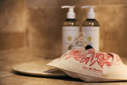 Équipements de luxe à la Villa Figue Blanche : produits de toilette bio, pantoufles et cosmétiques naturels à Montagny-les-Buxy