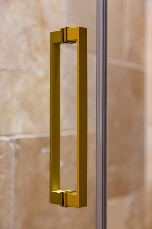 Poignée de porte dorée sur paroi de douche en verre à la Villa Figue Blanche, hôtel-boutique à Montagny-les-Buxy