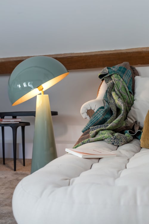 Chambre douillette à la Villa Figue Blanche avec lampe turquoise moderne, literie matelassée et plaids motifs à Montagny-les-Buxy