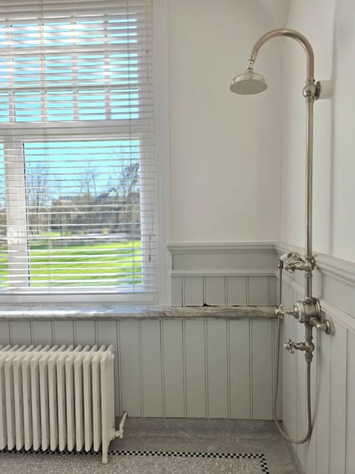 Bernard Suite bathroom at Castanea Business & Suites in Merelbeke featuring vintage shower fixture and garden view