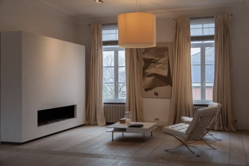 Bernard Suite at Castanea Business & Suites in Merelbeke featuring modern fireplace, pendant lamp, seating area and garden