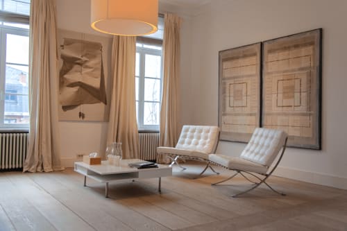 Bernard Suite sitting area at Castanea Business & Suites in Merelbeke with white chairs, modern furnishings, and garden views
