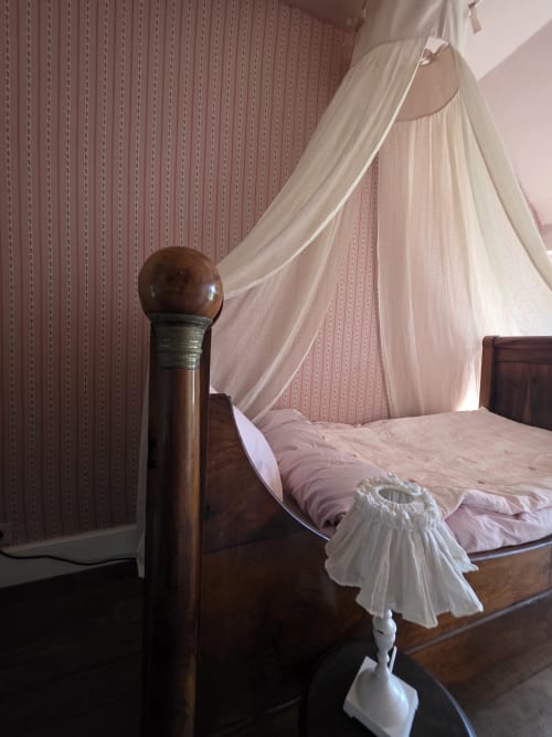 Elegant four-poster bed with white sheer canopy in Thérèse Suite at Castanea Business & Suites, Merelbeke
