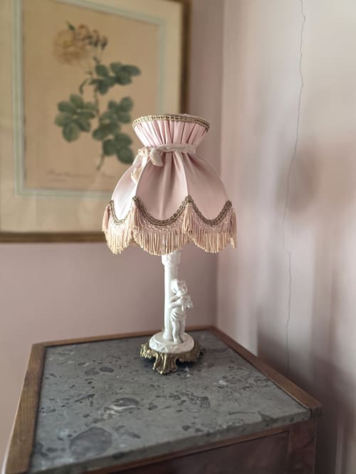 Vintage pink table lamp with fringe shade in Thérèse Suite at Castanea Business & Suites, Merelbeke