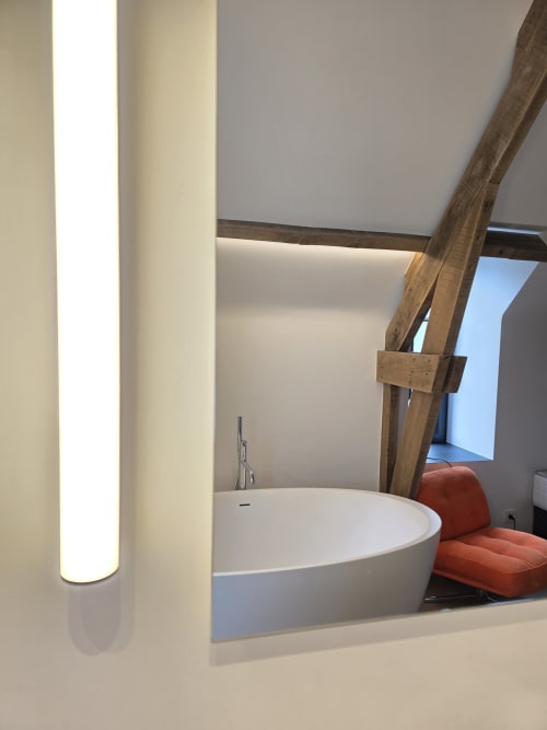 Modern round white bathtub in Studio Fabienne at Castanea Business & Suites, Merelbeke, Belgium