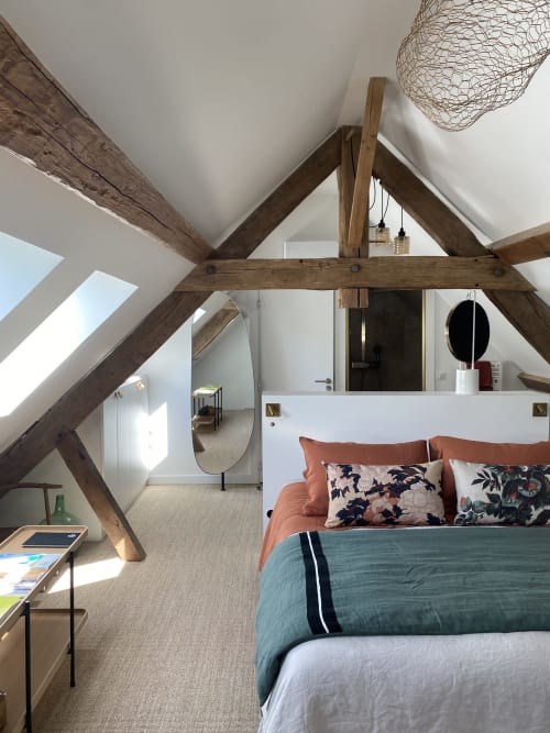 Chambre spacieuse à la Villa Figue Blanche avec poutres apparentes, verrière et mobilier contemporain