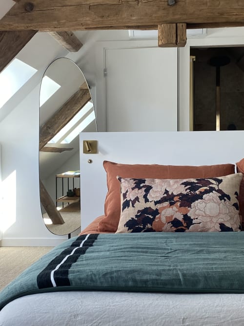 Chambre douillette à la Villa Figue Blanche avec miroir cintré, poutres en bois, coussins motifs et literie bleu-vert à Montagny-les-Buxy
