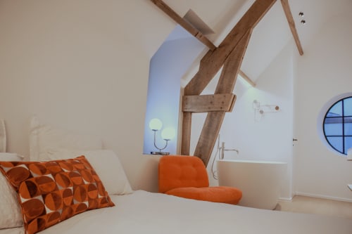 Studio Fabienne at Castanea Business & Suites in Merelbeke features a bright bedroom with exposed beams, orange accent