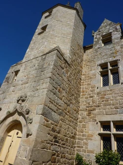 Façade historique en pierre du Manoir de Fornebello, gîte de charme en Bretagne à Châtelaudren-Plouagat