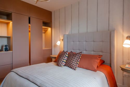 Suite Roche Dorée at Villa Figue Blanche in Montagny-les-Buxy with padded headboard, modern lighting, and warm décor