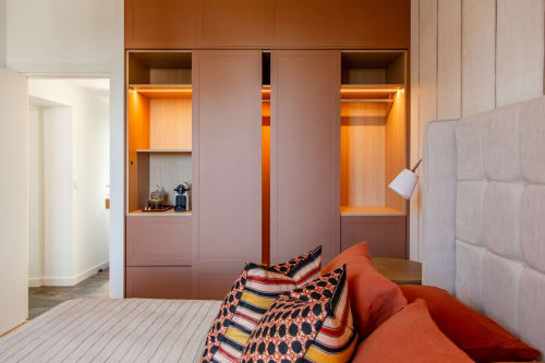 Suite Roche Dorée bedroom at Villa Figue Blanche with built-in wardrobe, ambient lighting, and colorful bedding in
