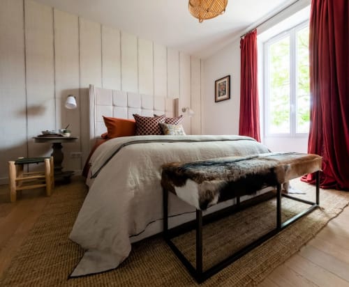 Suite Roche Dorée bedroom at Villa Figue Blanche, Montagny-les-Buxy with queen bed and modern furnishings
