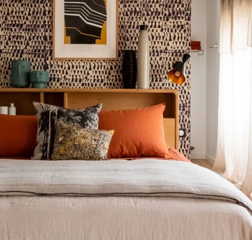 Suite Mont Blanc bedroom at Villa Figue Blanche, Montagny-les-Buxy, with patterned wallpaper, wooden headboard, and orange